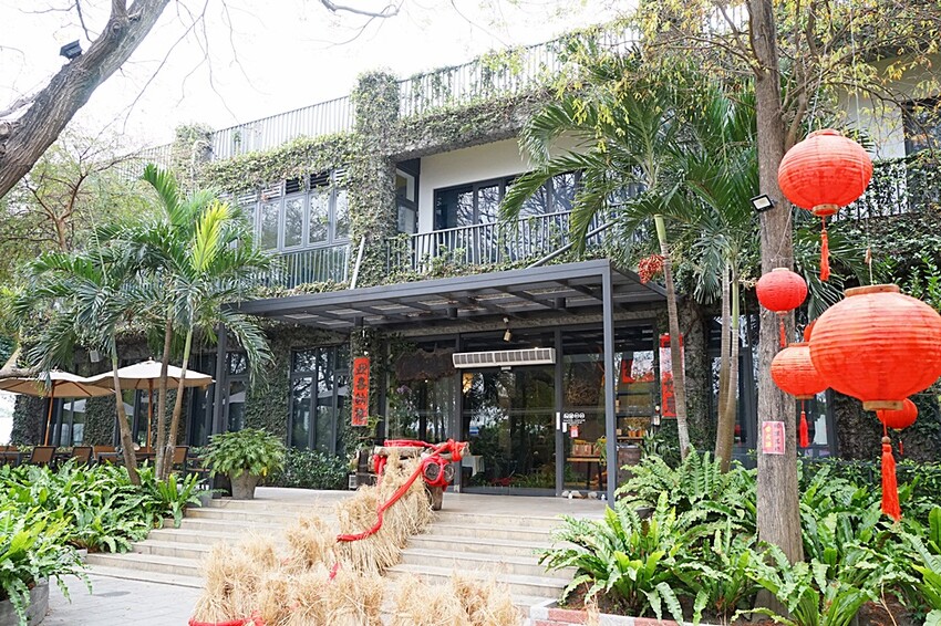 老饕帶路！！隱藏在田園間的絕美森林系景觀餐廳，如夢似幻的玻璃屋，享受著主廚精心手作料理，就來場浪漫的邂逅～ 