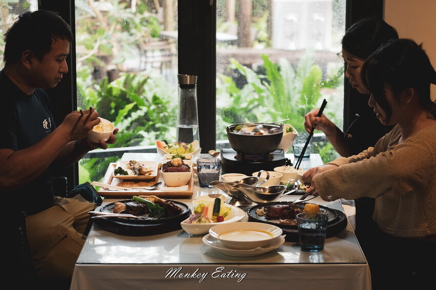 【彰化美食】家園藝術咖啡牛排館│北斗最美森林系庭園餐廳，40年老字號高CP值牛排火鍋簡餐。彰化田尾一日遊必吃 - 貪吃猴的幻想