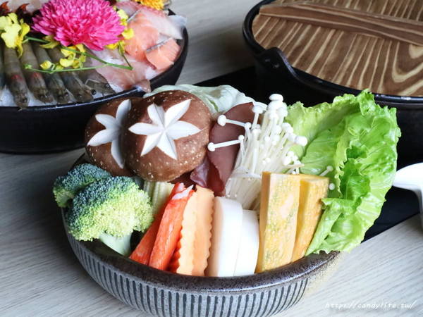 春花秋實 海鮮和牛鍋物：台中美食│春花秋實海鮮和牛鍋物〃頂級鍋物推薦!!活體海鮮入料，食材新鮮又實在，雙人套餐超澎湃～