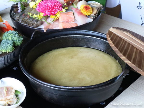 春花秋實 海鮮和牛鍋物：台中美食│春花秋實海鮮和牛鍋物〃頂級鍋物推薦!!活體海鮮入料，食材新鮮又實在，雙人套餐超澎湃～