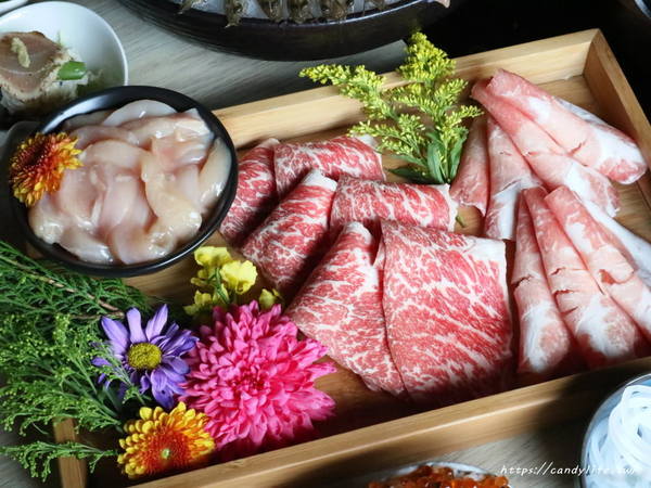 春花秋實 海鮮和牛鍋物：台中美食│春花秋實海鮮和牛鍋物〃頂級鍋物推薦!!活體海鮮入料，食材新鮮又實在，雙人套餐超澎湃～