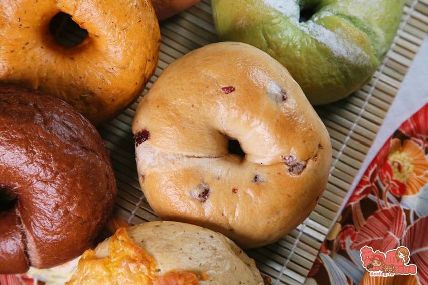 【台南伴手禮】貨櫃屋內的人氣排隊七彩貝果,連明星都愛的台南好滋味:甜蜜點-日式貝果專家 - 熱血玩台南。跳躍新世界