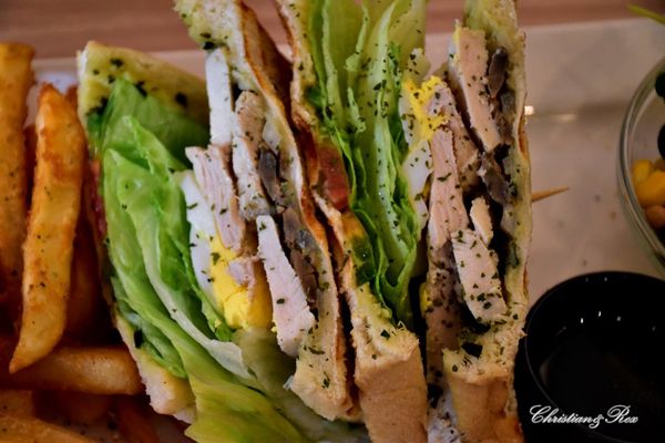 【新北。美食】新莊 / 花屋咖啡早午餐，小木屋裡的花園，感受愜意閒暇的早晨與午後，榮富國小旁