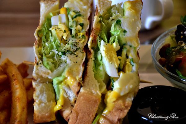 【新北。美食】新莊 / 花屋咖啡早午餐，小木屋裡的花園，感受愜意閒暇的早晨與午後，榮富國小旁