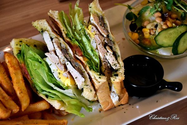 【新北。美食】新莊 / 花屋咖啡早午餐，小木屋裡的花園，感受愜意閒暇的早晨與午後，榮富國小旁