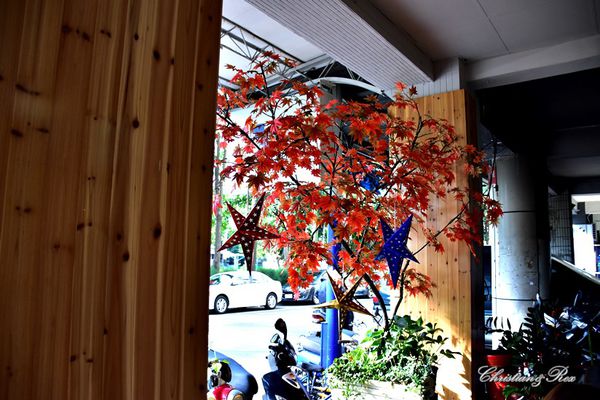 【新北。美食】新莊 / 花屋咖啡早午餐，小木屋裡的花園，感受愜意閒暇的早晨與午後，榮富國小旁