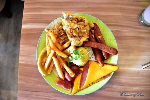 【新北。美食】新莊 / 花屋咖啡早午餐，小木屋裡的花園，感受愜意閒暇的早晨與午後，榮富國小旁