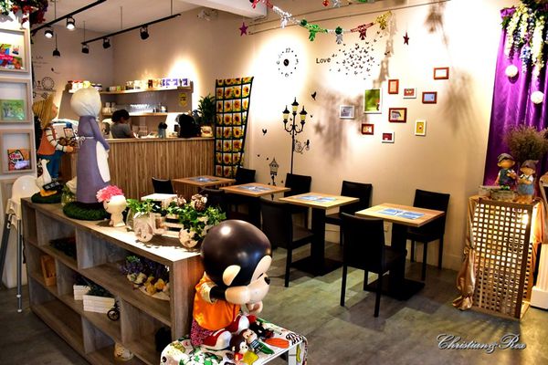 【新北。美食】新莊 / 花屋咖啡早午餐，小木屋裡的花園，感受愜意閒暇的早晨與午後，榮富國小旁