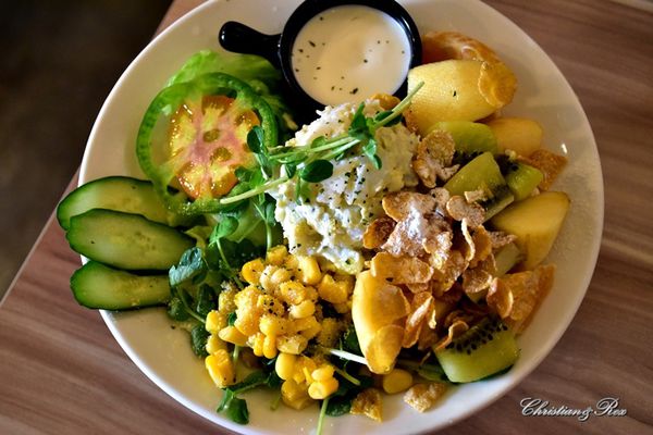 【新北。美食】新莊 / 花屋咖啡早午餐，小木屋裡的花園，感受愜意閒暇的早晨與午後，榮富國小旁