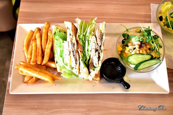 【新北。美食】新莊 / 花屋咖啡早午餐，小木屋裡的花園，感受愜意閒暇的早晨與午後，榮富國小旁