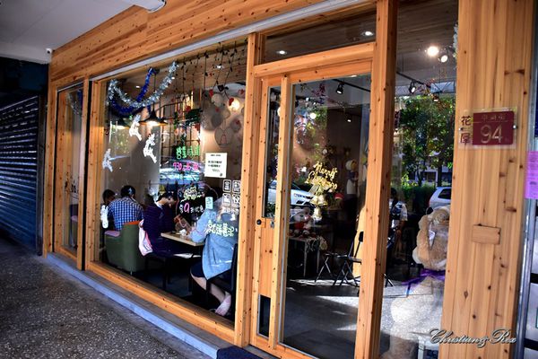 【新北。美食】新莊 / 花屋咖啡早午餐，小木屋裡的花園，感受愜意閒暇的早晨與午後，榮富國小旁