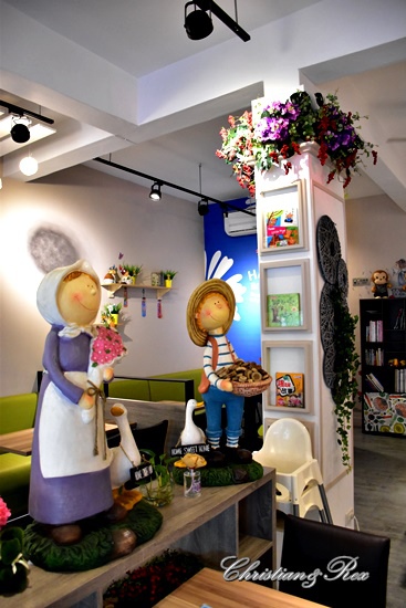 【新北。美食】新莊 / 花屋咖啡早午餐，小木屋裡的花園，感受愜意閒暇的早晨與午後，榮富國小旁