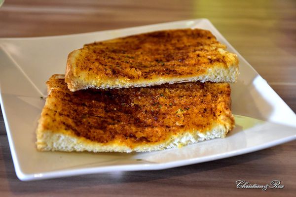 【新北。美食】新莊 / 花屋咖啡早午餐，小木屋裡的花園，感受愜意閒暇的早晨與午後，榮富國小旁