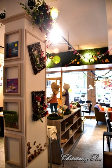 【新北。美食】新莊 / 花屋咖啡早午餐，小木屋裡的花園，感受愜意閒暇的早晨與午後，榮富國小旁