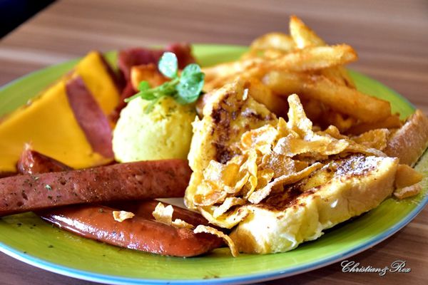 【新北。美食】新莊 / 花屋咖啡早午餐，小木屋裡的花園，感受愜意閒暇的早晨與午後，榮富國小旁