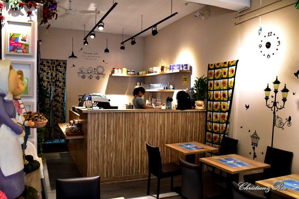 【新北。美食】新莊 / 花屋咖啡早午餐，小木屋裡的花園，感受愜意閒暇的早晨與午後，榮富國小旁