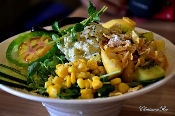 【新北。美食】新莊 / 花屋咖啡早午餐，小木屋裡的花園，感受愜意閒暇的早晨與午後，榮富國小旁