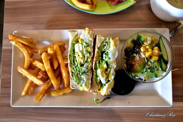 【新北。美食】新莊 / 花屋咖啡早午餐，小木屋裡的花園，感受愜意閒暇的早晨與午後，榮富國小旁