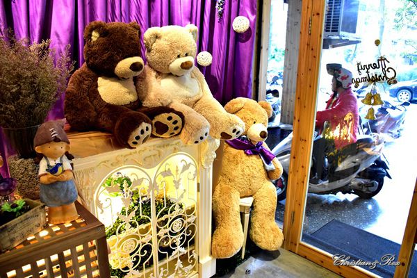 【新北。美食】新莊 / 花屋咖啡早午餐，小木屋裡的花園，感受愜意閒暇的早晨與午後，榮富國小旁