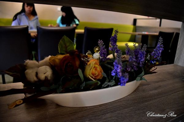 【新北。美食】新莊 / 花屋咖啡早午餐，小木屋裡的花園，感受愜意閒暇的早晨與午後，榮富國小旁