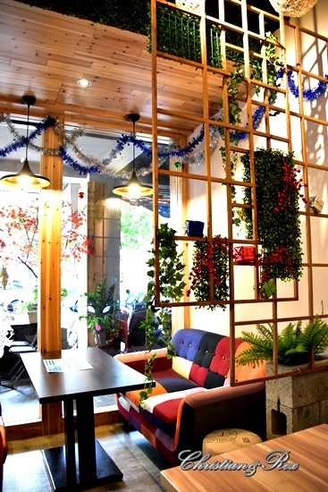 【新北。美食】新莊 / 花屋咖啡早午餐，小木屋裡的花園，感受愜意閒暇的早晨與午後，榮富國小旁