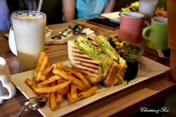 【新北。美食】新莊 / 花屋咖啡早午餐，小木屋裡的花園，感受愜意閒暇的早晨與午後，榮富國小旁