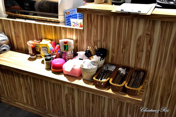 【新北。美食】新莊 / 花屋咖啡早午餐，小木屋裡的花園，感受愜意閒暇的早晨與午後，榮富國小旁