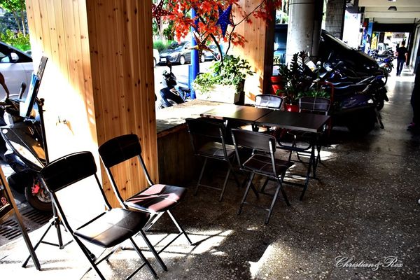 【新北。美食】新莊 / 花屋咖啡早午餐，小木屋裡的花園，感受愜意閒暇的早晨與午後，榮富國小旁