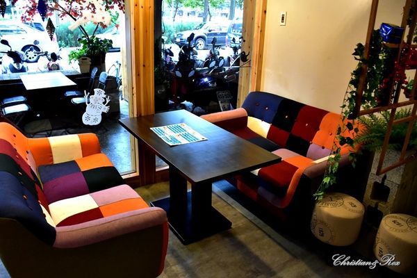 【新北。美食】新莊 / 花屋咖啡早午餐，小木屋裡的花園，感受愜意閒暇的早晨與午後，榮富國小旁