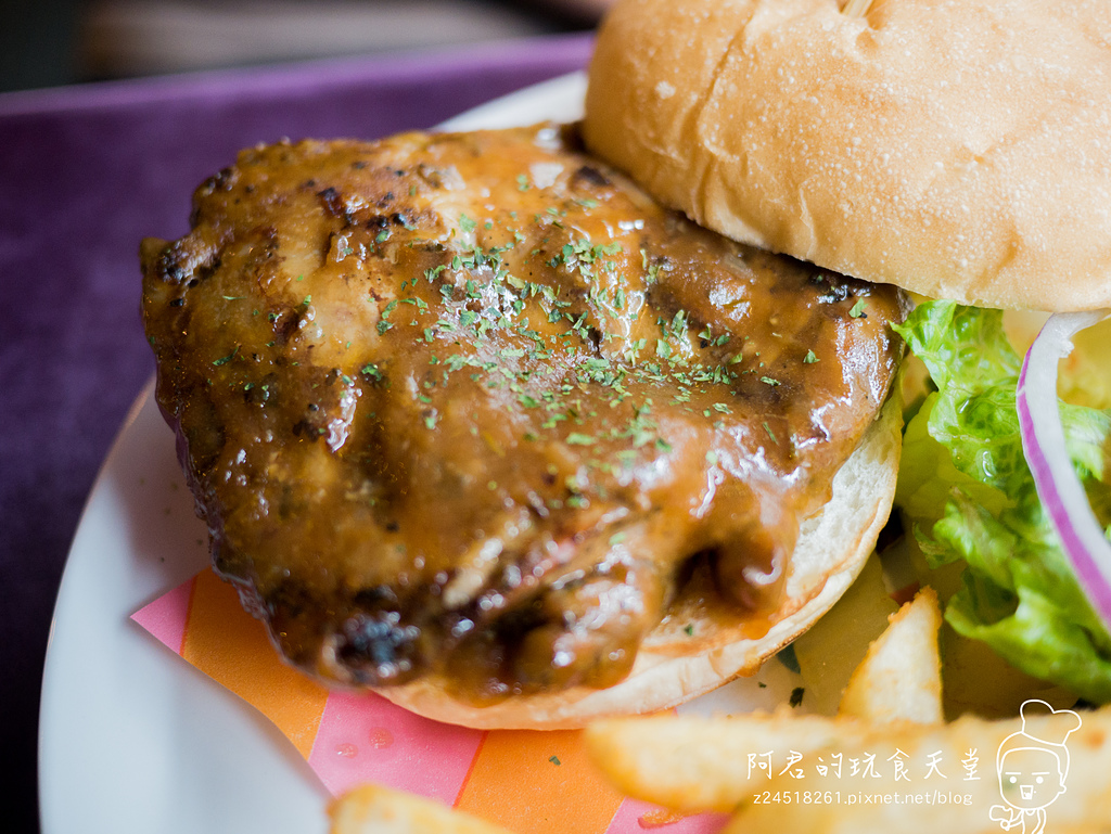 【新北】栢金 BIRKING｜1.6cm超厚培根早午餐｜繽紛莓果派對舒芙蕾厚鬆餅