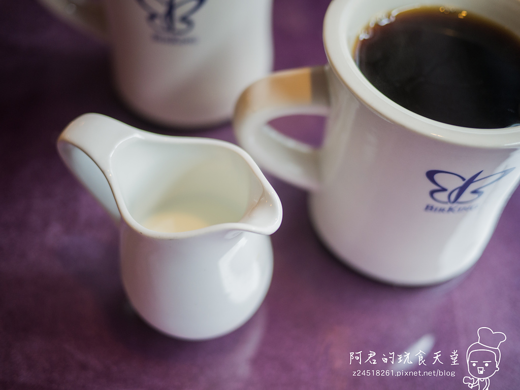 【新北】栢金 BIRKING｜1.6cm超厚培根早午餐｜繽紛莓果派對舒芙蕾厚鬆餅