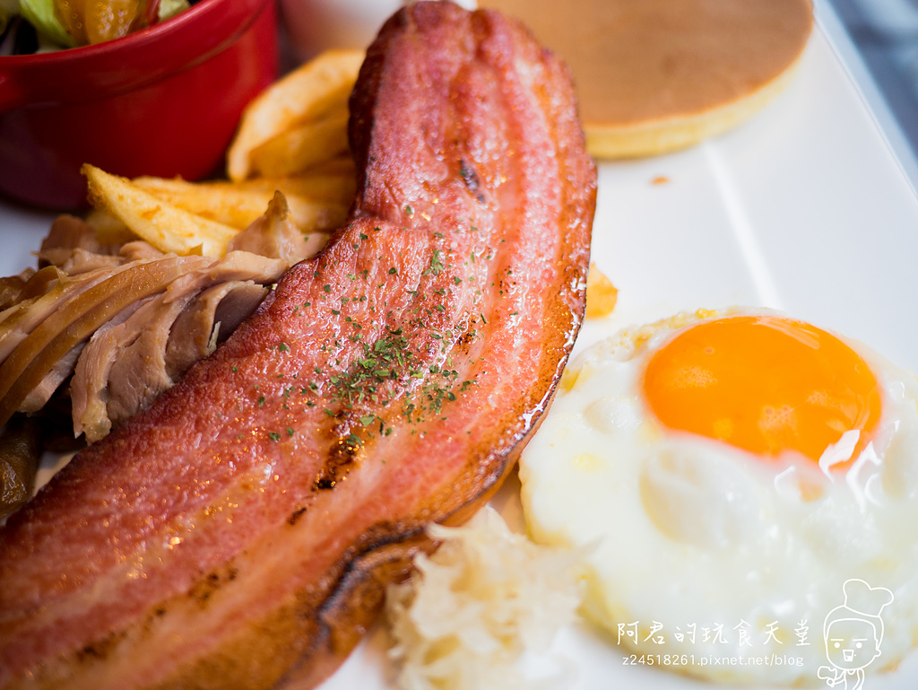 【新北】栢金 BIRKING｜1.6cm超厚培根早午餐｜繽紛莓果派對舒芙蕾厚鬆餅