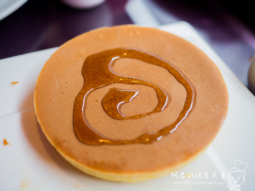 【新北】栢金 BIRKING｜1.6cm超厚培根早午餐｜繽紛莓果派對舒芙蕾厚鬆餅