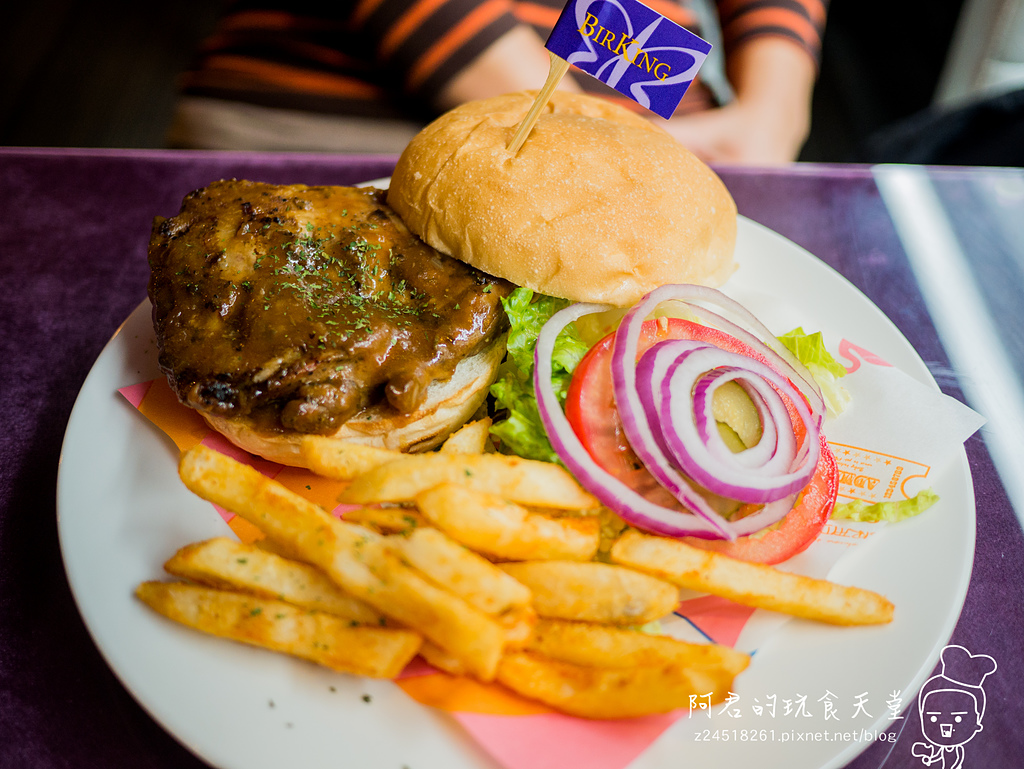 【新北】栢金 BIRKING｜1.6cm超厚培根早午餐｜繽紛莓果派對舒芙蕾厚鬆餅