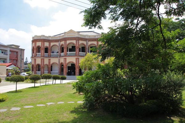 台南知事官邸:【台南景點】知事官邸~立體的巴洛克式建築,條列式的紅磚和純白色欄杆間、圓形拱廊,那柔和的色調,還有八角狀等異國情調為其特色,也深得多許攝影玩家的愛好與喜愛