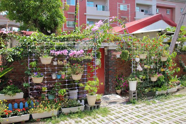 台南知事官邸:【台南景點】知事官邸~立體的巴洛克式建築,條列式的紅磚和純白色欄杆間、圓形拱廊,那柔和的色調,還有八角狀等異國情調為其特色,也深得多許攝影玩家的愛好與喜愛