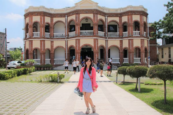 台南知事官邸:【台南景點】知事官邸~立體的巴洛克式建築,條列式的紅磚和純白色欄杆間、圓形拱廊,那柔和的色調,還有八角狀等異國情調為其特色,也深得多許攝影玩家的愛好與喜愛