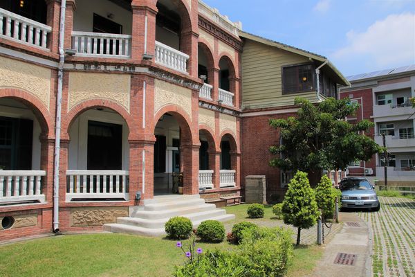 台南知事官邸:【台南景點】知事官邸~立體的巴洛克式建築,條列式的紅磚和純白色欄杆間、圓形拱廊,那柔和的色調,還有八角狀等異國情調為其特色,也深得多許攝影玩家的愛好與喜愛