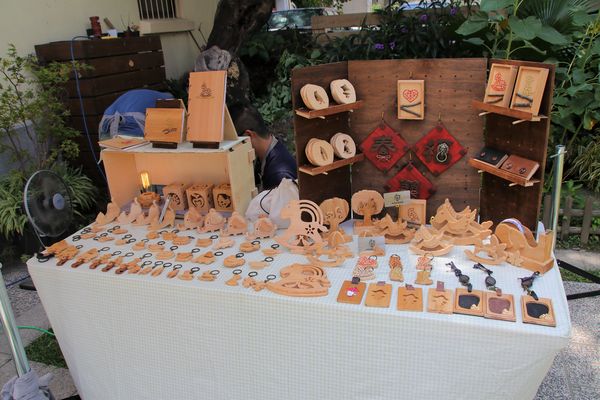 台南知事官邸:【台南景點】知事官邸~立體的巴洛克式建築,條列式的紅磚和純白色欄杆間、圓形拱廊,那柔和的色調,還有八角狀等異國情調為其特色,也深得多許攝影玩家的愛好與喜愛