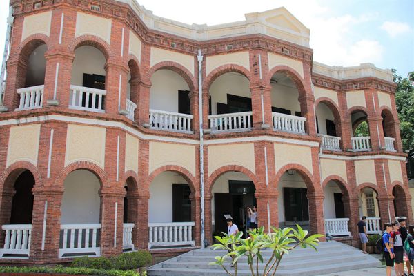 台南知事官邸:【台南景點】知事官邸~立體的巴洛克式建築,條列式的紅磚和純白色欄杆間、圓形拱廊,那柔和的色調,還有八角狀等異國情調為其特色,也深得多許攝影玩家的愛好與喜愛