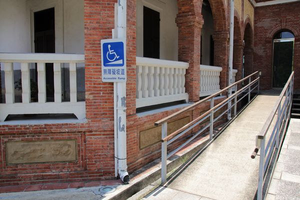 台南知事官邸:【台南景點】知事官邸~立體的巴洛克式建築,條列式的紅磚和純白色欄杆間、圓形拱廊,那柔和的色調,還有八角狀等異國情調為其特色,也深得多許攝影玩家的愛好與喜愛