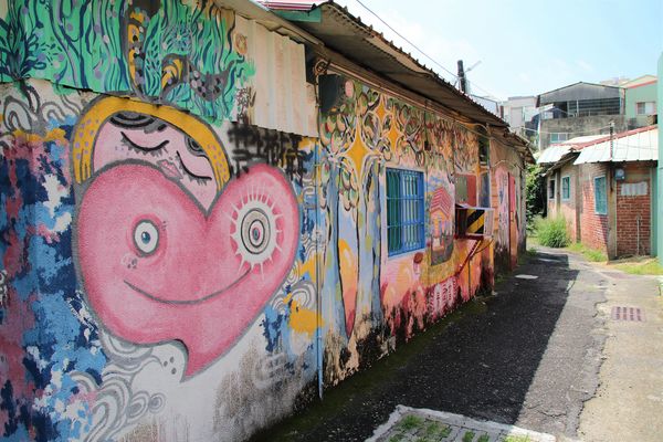 台南知事官邸:【台南景點】知事官邸~立體的巴洛克式建築,條列式的紅磚和純白色欄杆間、圓形拱廊,那柔和的色調,還有八角狀等異國情調為其特色,也深得多許攝影玩家的愛好與喜愛