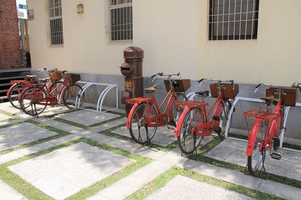 台南知事官邸:【台南景點】知事官邸~立體的巴洛克式建築,條列式的紅磚和純白色欄杆間、圓形拱廊,那柔和的色調,還有八角狀等異國情調為其特色,也深得多許攝影玩家的愛好與喜愛