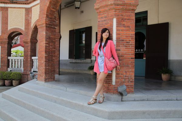 台南知事官邸:【台南景點】知事官邸~立體的巴洛克式建築,條列式的紅磚和純白色欄杆間、圓形拱廊,那柔和的色調,還有八角狀等異國情調為其特色,也深得多許攝影玩家的愛好與喜愛