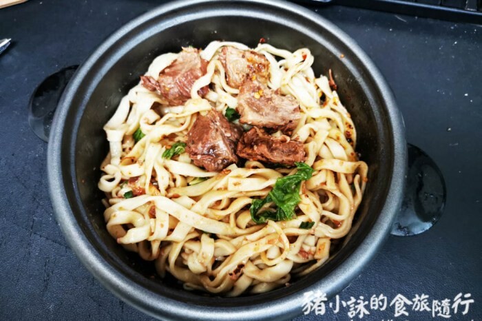 高雄。新興》描Cafe X 屋 Brunch。近新崛江,有貓就是萌