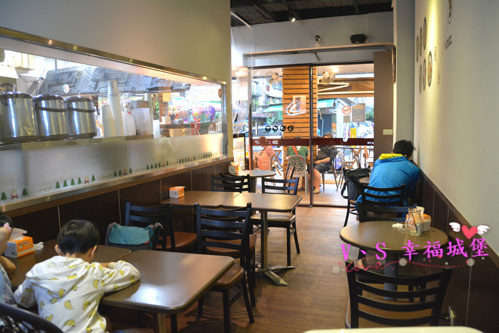 【新北美食】新莊銅板美食 莫札特咖啡早午餐&西點小舖 ~ 平價大份量的餐點、自製好吃的甜點、隱藏版菜單，是個喝咖啡、吃早午餐的好地方