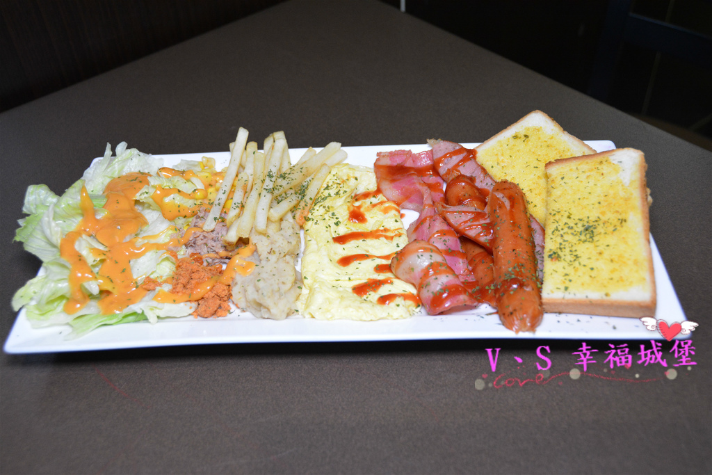 【新北美食】新莊銅板美食 莫札特咖啡早午餐&西點小舖 ~ 平價大份量的餐點、自製好吃的甜點、隱藏版菜單，是個喝咖啡、吃早午餐的好地方