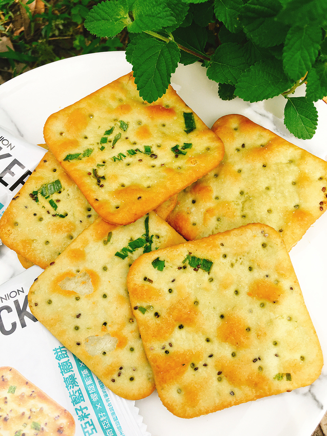 自然主意人氣蘇打餅典藏禮盒,自然主義,香鬆起士糙米捲,日式黑巧肉鬆煎,辦公室零食推薦,零食桶推薦,米可酥,創意蘇打餅,我不是他媽媽