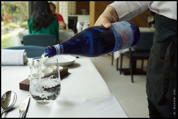 席樂法式料理-礦泉水-1.JPG