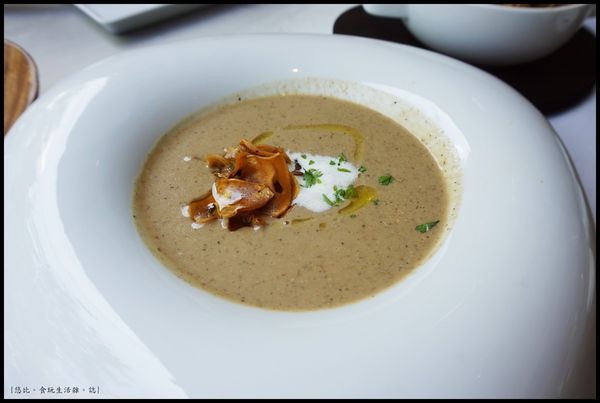 席樂法式料理-經典松露奶油蘑菇湯-1.JPG